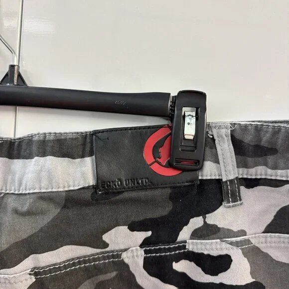 Ecko Unltd Camouflage Cargo Shorts Men's 44 Gray Black - B3 - Picture 3 of 8